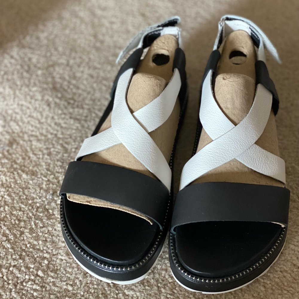 NIB Sorel Black/White Roaming Criss Cross Sandals